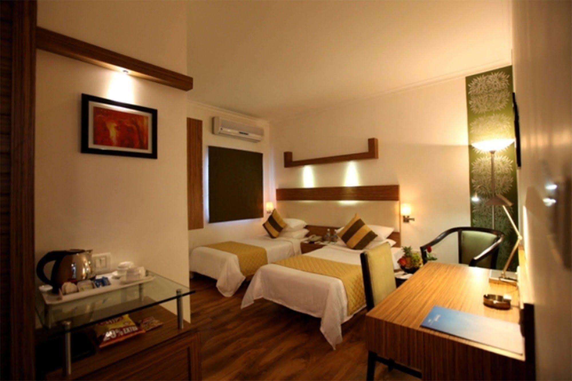 Hotel Crossroads Gurgáon Exteriér fotografie